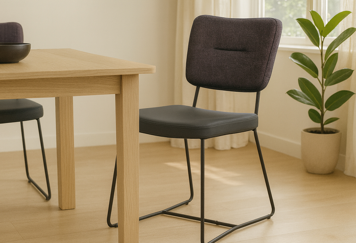 Απεικονίζεται η καρέκλα σε μια τραπεζαρία.